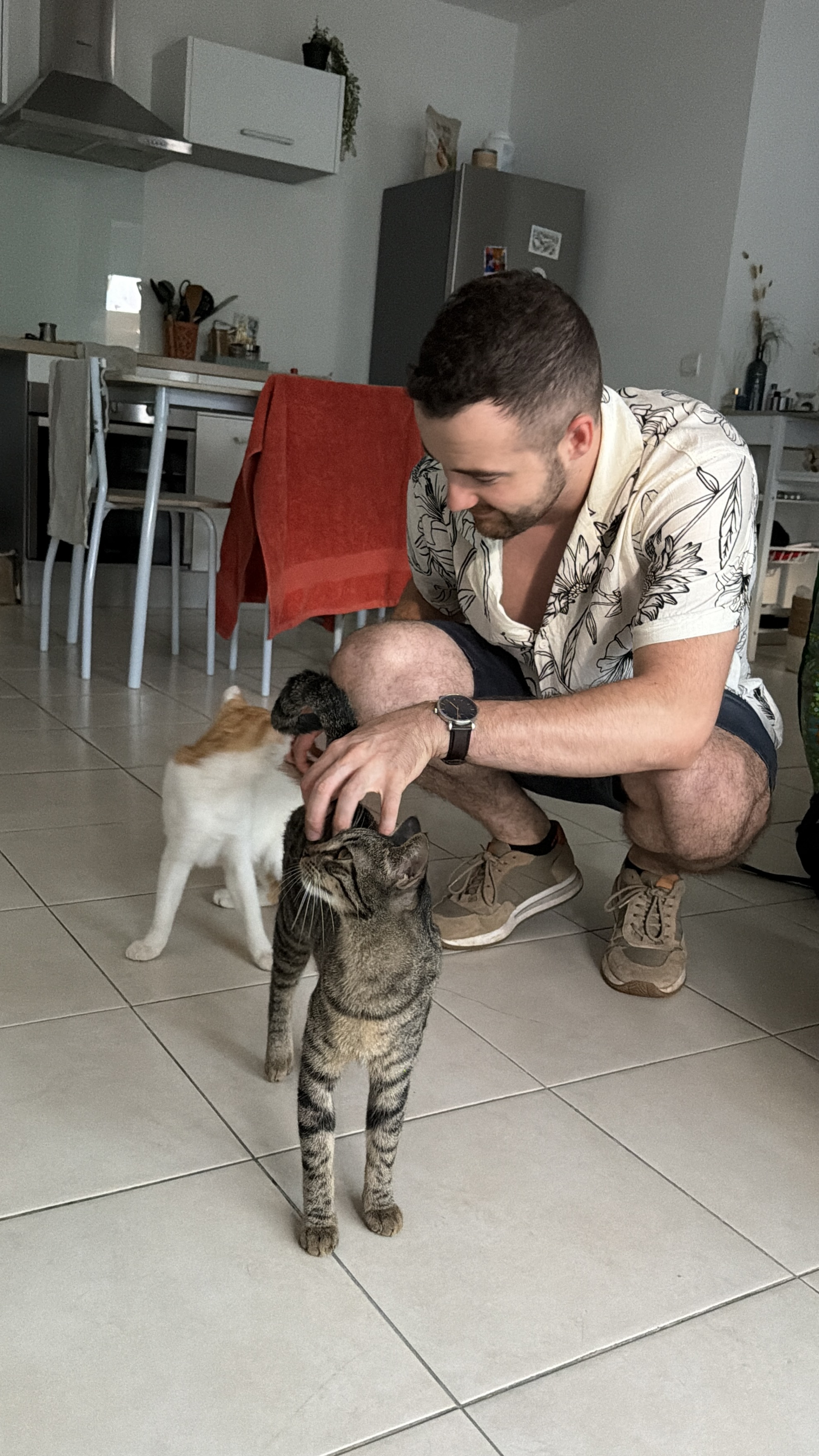 Lucas avec Snickers et Bounty dans la cuisine